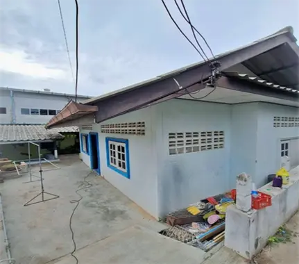 ที่ดินโฉนดเลขที่ 136129 เลขที่ดิน 279 ตำบลหนองปรือ อำเภอบางละมุง จังหวัดชลบุรี เนื้อที่ประมาณ 75 ตารางวา พร้อมสิ่งปลูกสร้าง